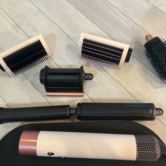 Pink Dyson Airwrap - Picture 2 of 4